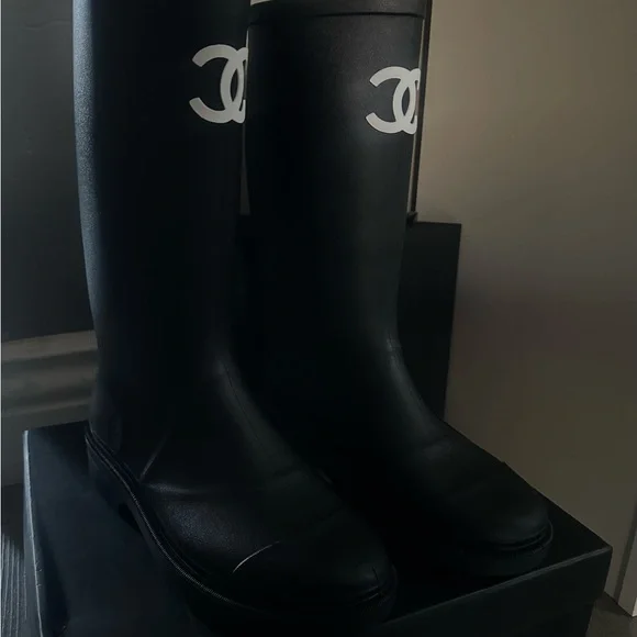 CHANEL RAIN BOOTS - Picture 4 of 7